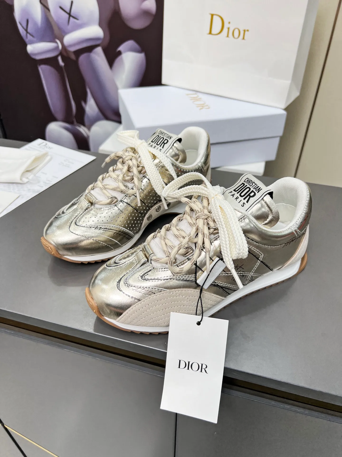 Gold men's shoes 💰580 D-Sketch sneakers are new products in the 2025 spring and summer ready-to-wear series❤️‍🔥❤️‍🔥❤️‍🔥❤️‍🔥, highlighting the classic retro aesthetics. Crafted from gold-toned crinkled sheepskin and gold-toned laminated calfskin 🌹🌹🌹, it features beige suede calfskin panels and double laces. The side is decorated with a handwritten Christian Dior Men's Shoes 💰aris logo🎆🎆🎆, while the heel and tongue are embellished with Christian Dior Men's Shoes 💰aris logo panels and plaques. Paired with two-color thin rubber soles, they look more refined. Size: 35~41 (men’s model is currently available). Color: black, white, gold, silver.